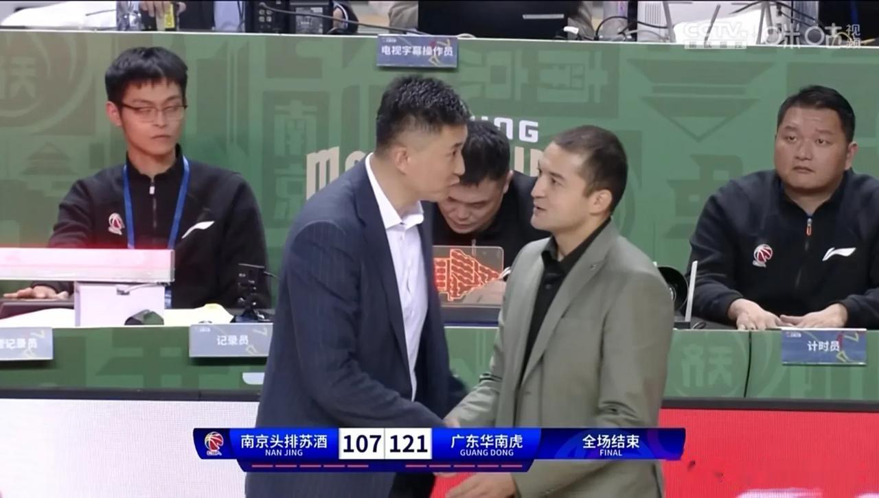 广东宏远121-107战胜南京同曦，发现了四个可笑的事实
1、阿日真的硬！杜锋调