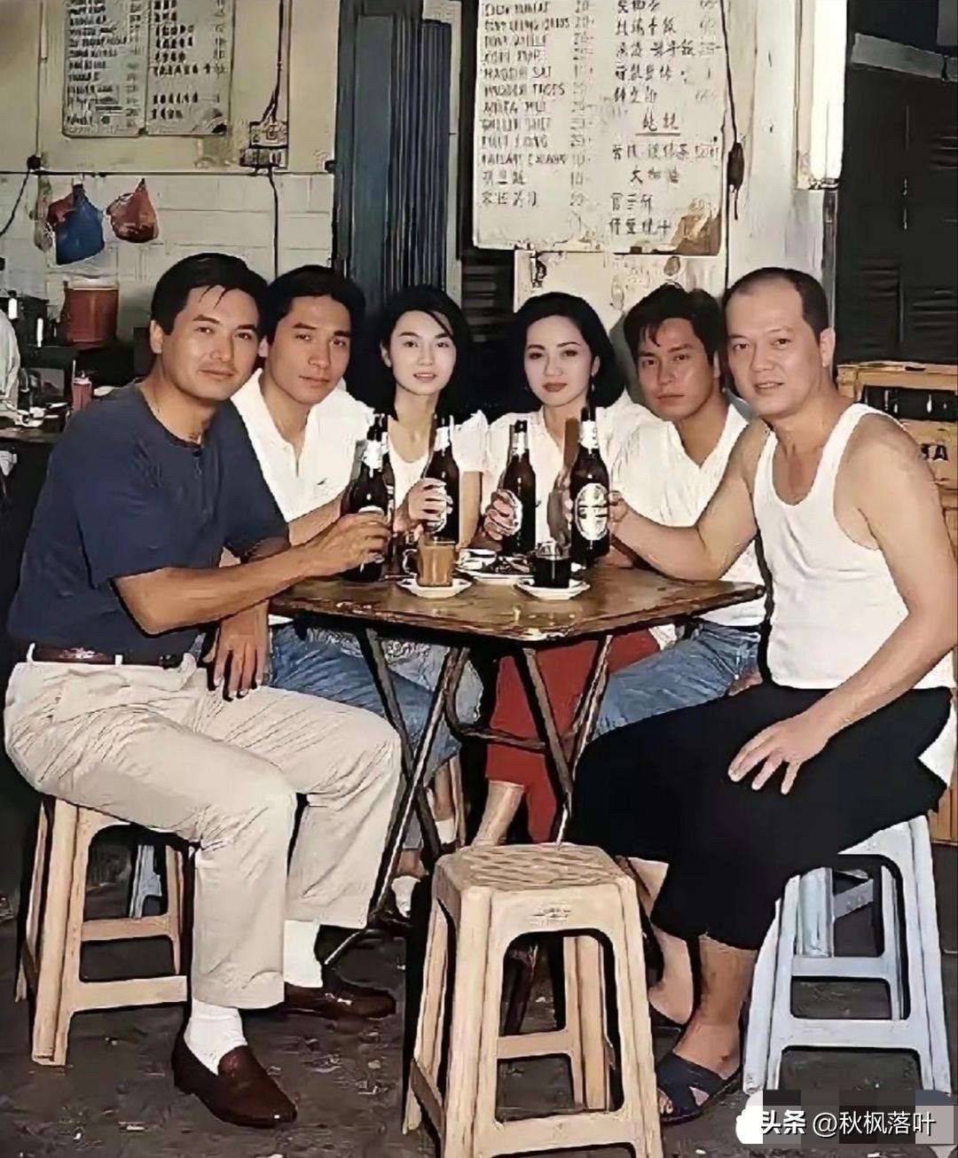 这张照片里，除了周润发，还能认出不少熟悉的面孔。左二穿白衬衫的是梁朝伟，中间两位