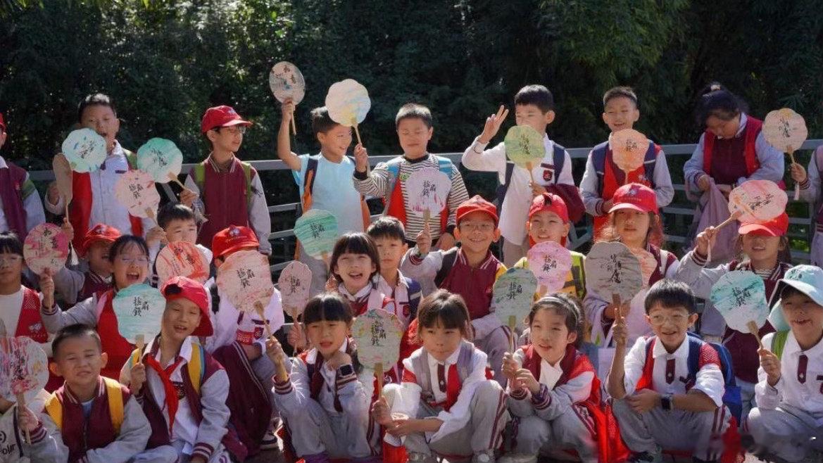 浙江台州春日里的共富双重奏台州黄岩高桥街道百亩油菜花盛放，美景引客打卡。党建引领