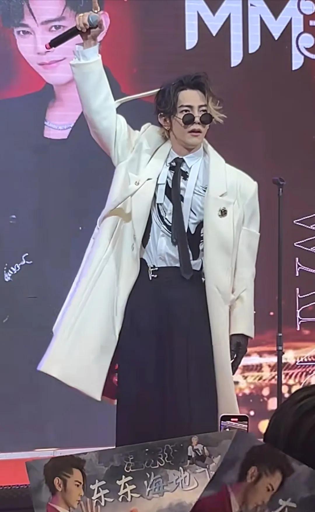 汪东城新疆活动，这个造型好酷啊！保养得很好，还是那么帅，能当明星确实是有实力的，