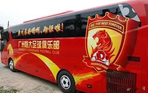 在球员私家车不断升级的同时，中国职业俱乐部的团队交通工具也经历了巨变。

据《足