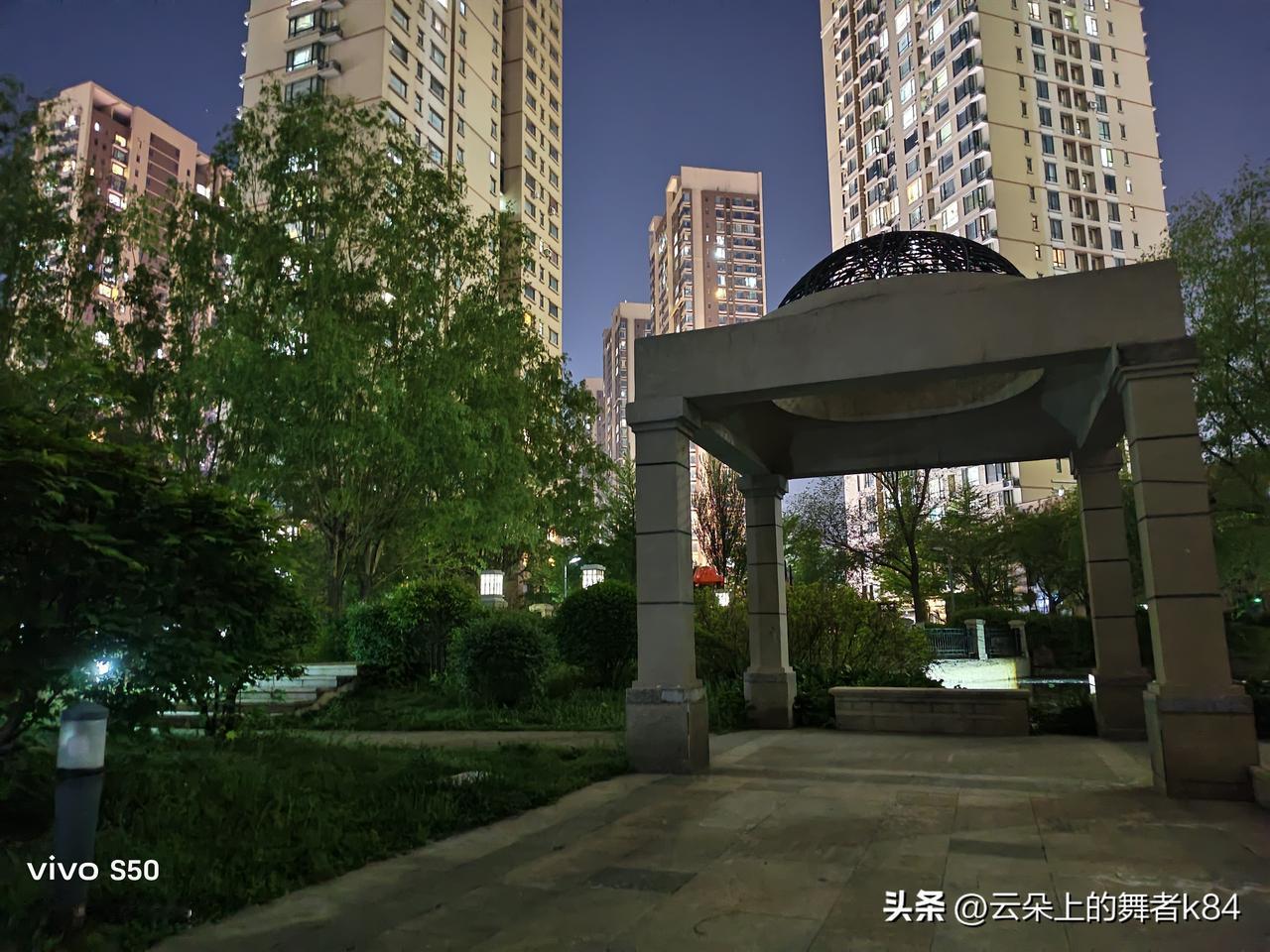 夜色笼家园，灯火映人间。