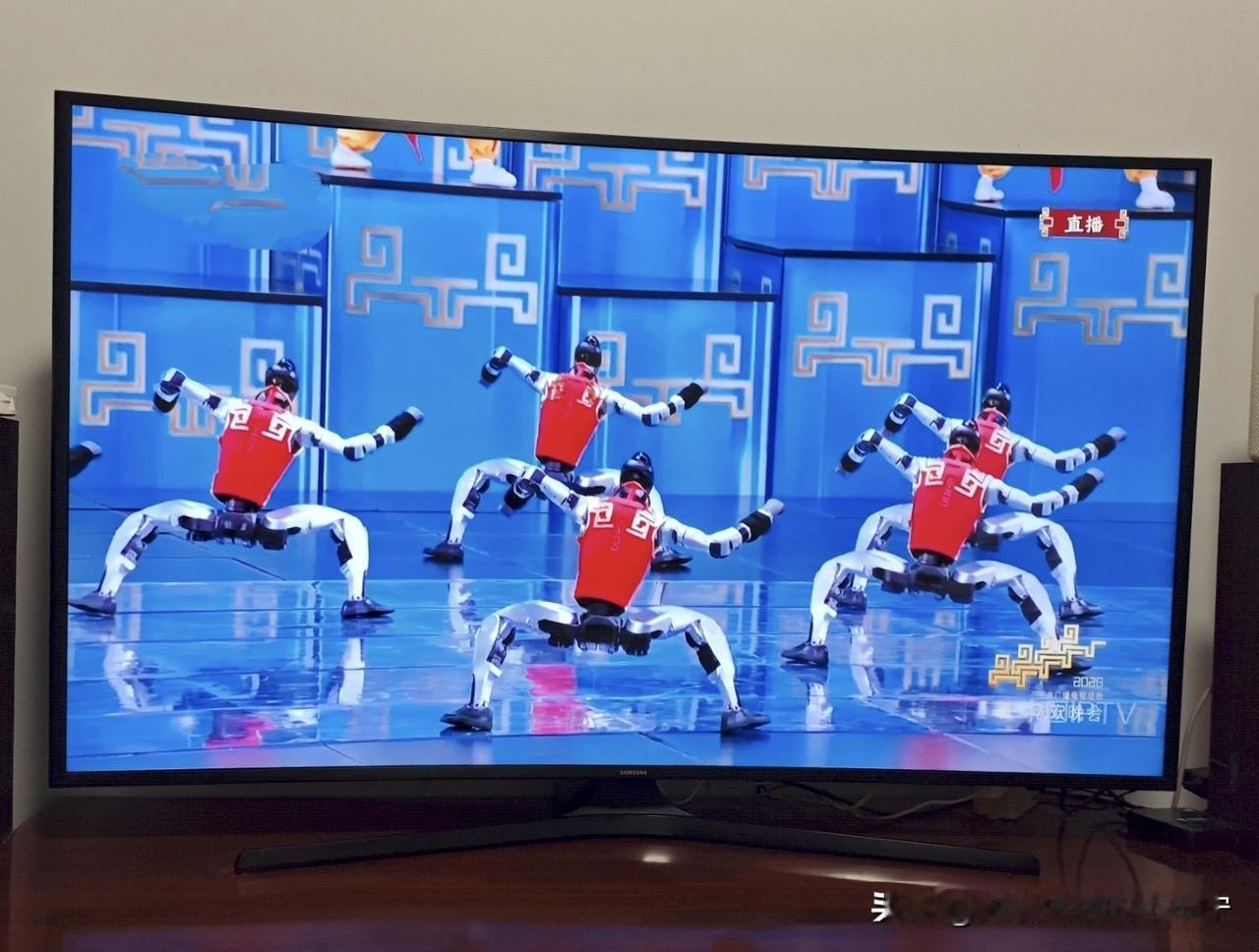 记得去年春晚上，机器人的表演还只能做一些简单的动作。
    而今年的机器人，不