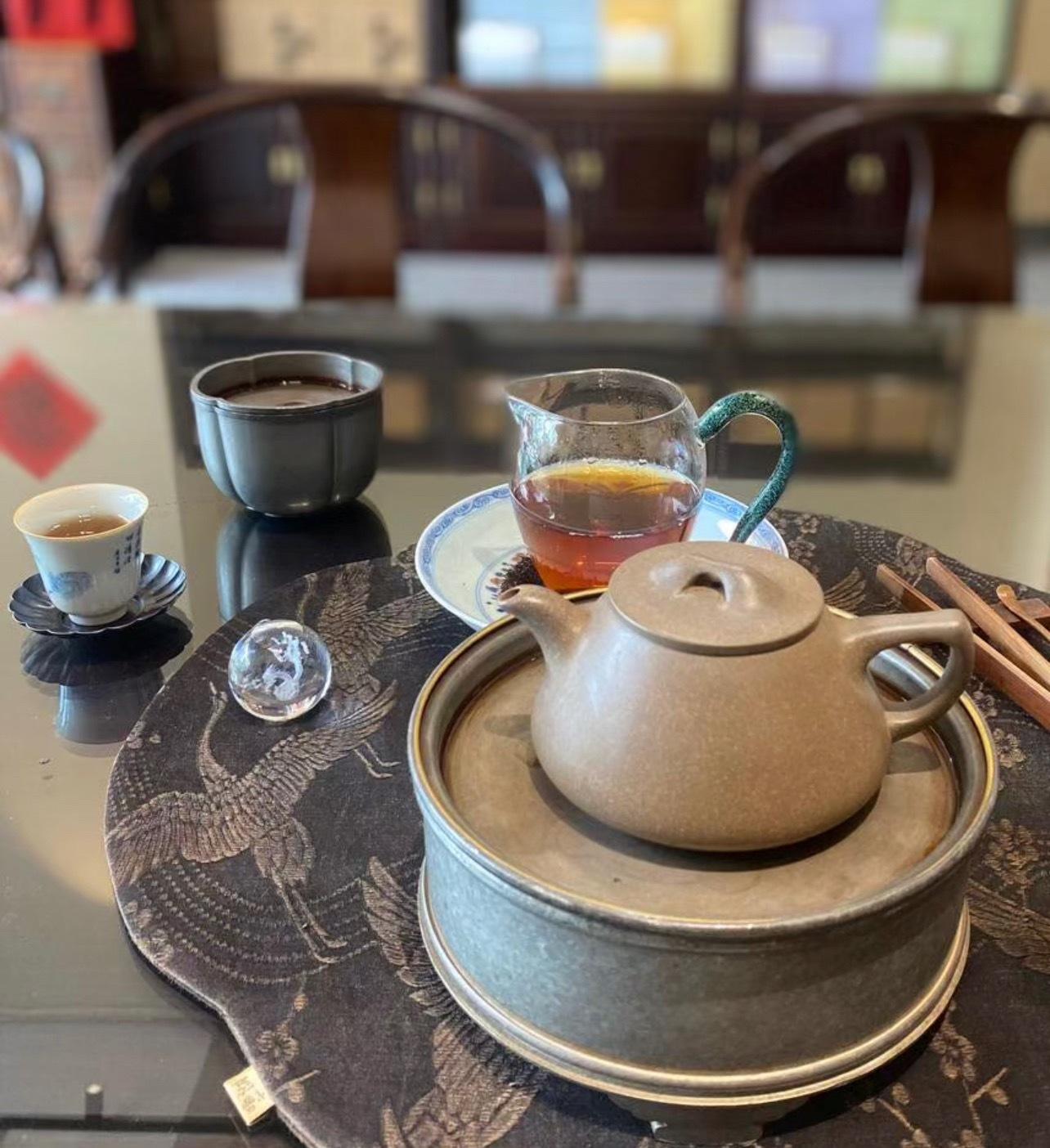 品茶赏器交友  每次泡茶，都是一次“静修”。不念过去，不想未来，只在这一杯茶里。