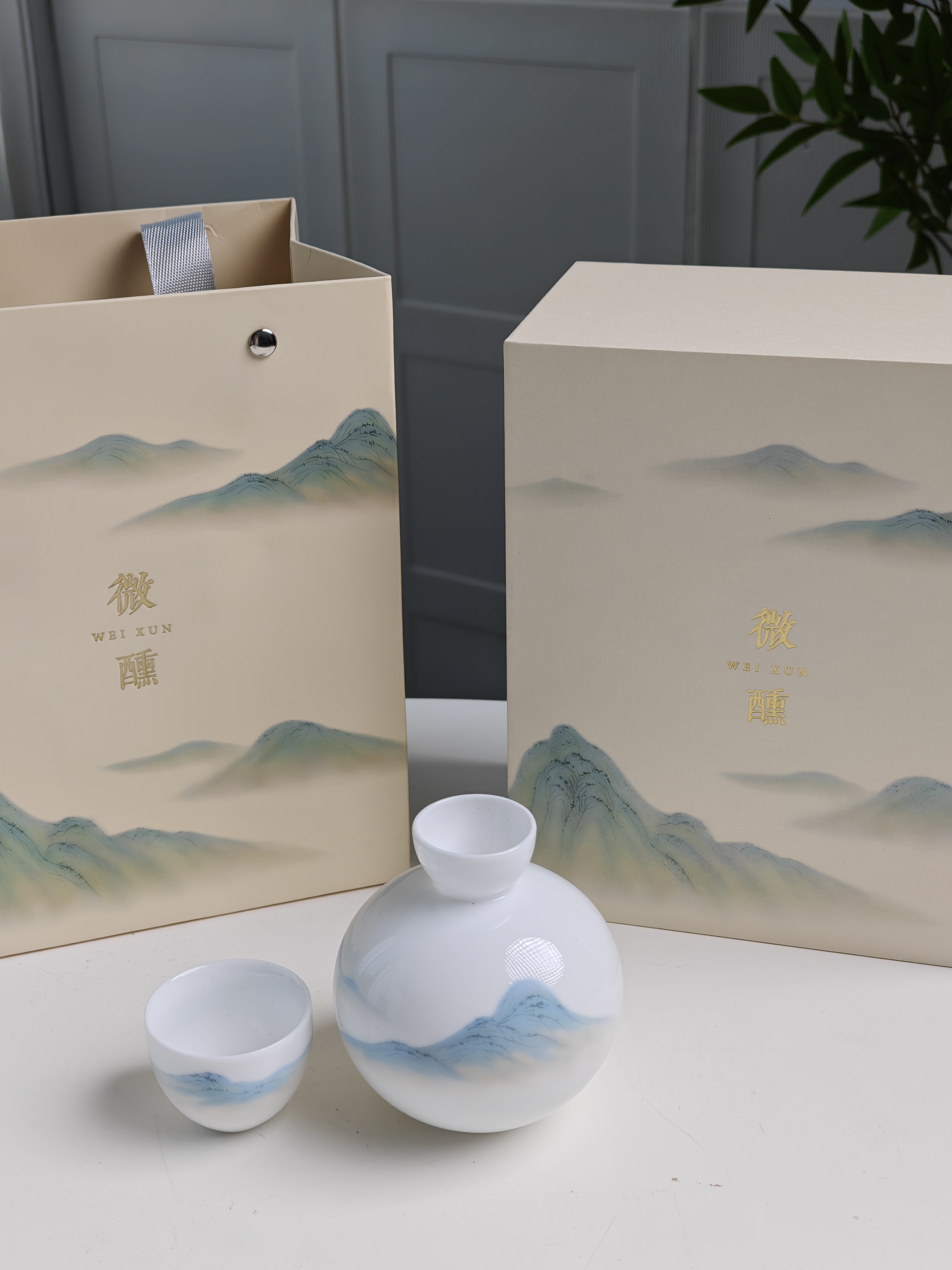 谢谢思空文化的中秋礼盒[求关注][求关注]是一套茶具！茶具上是层峦叠嶂的山，看起
