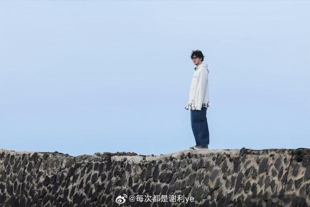 王传君鞠躬式饭撒获赞谁能被这份真诚打动，偶遇粉丝不需要提前彩排，目光对上便主动鞠