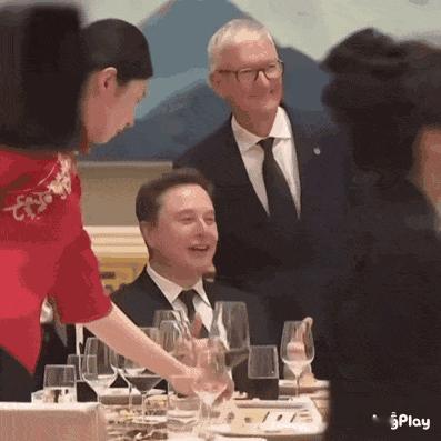 我和圈里的女神合影be like ： 
