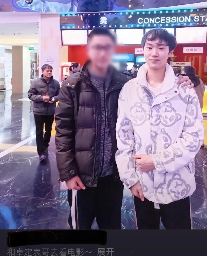 有人分享与 knight 合影“和卓定表哥去看电影”。评论：你能听懂你哥说话吗？
