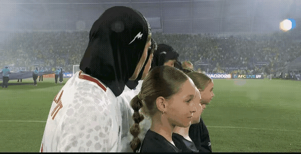 伊朗女足亚洲杯第二场，不仅唱了国歌，还边唱边敬军礼！
“伊朗女足在在亚洲杯拒唱国