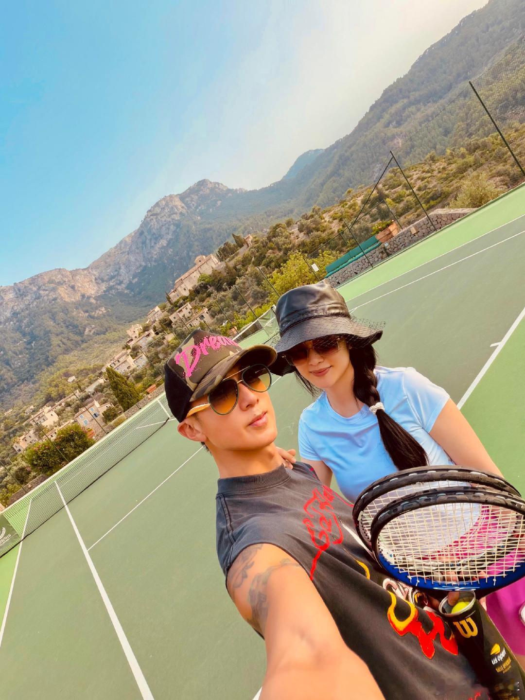 吴尊和老婆过二人世界吴尊和老婆在西班牙过二人世界 吴尊和老婆过二人世界，两人在网