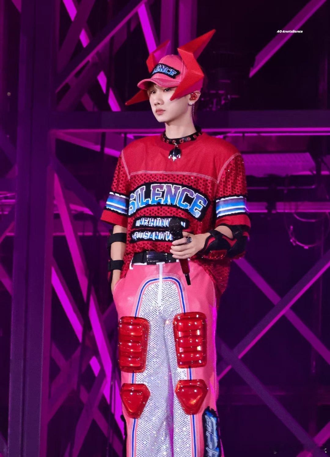 汪苏泷真的穿了海报上的衣服 跨年夜的双向奔赴！海报同款战衣+全场大合唱，汪苏泷用