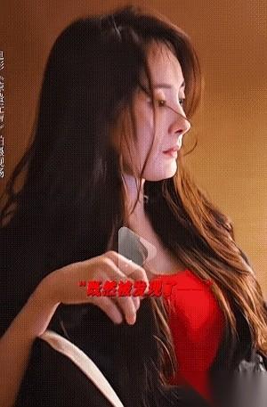 把杨幂和宋佳放一个镜头里，我一下就看明白了。
杨幂那张脸，就是一把瑞士军刀，精准