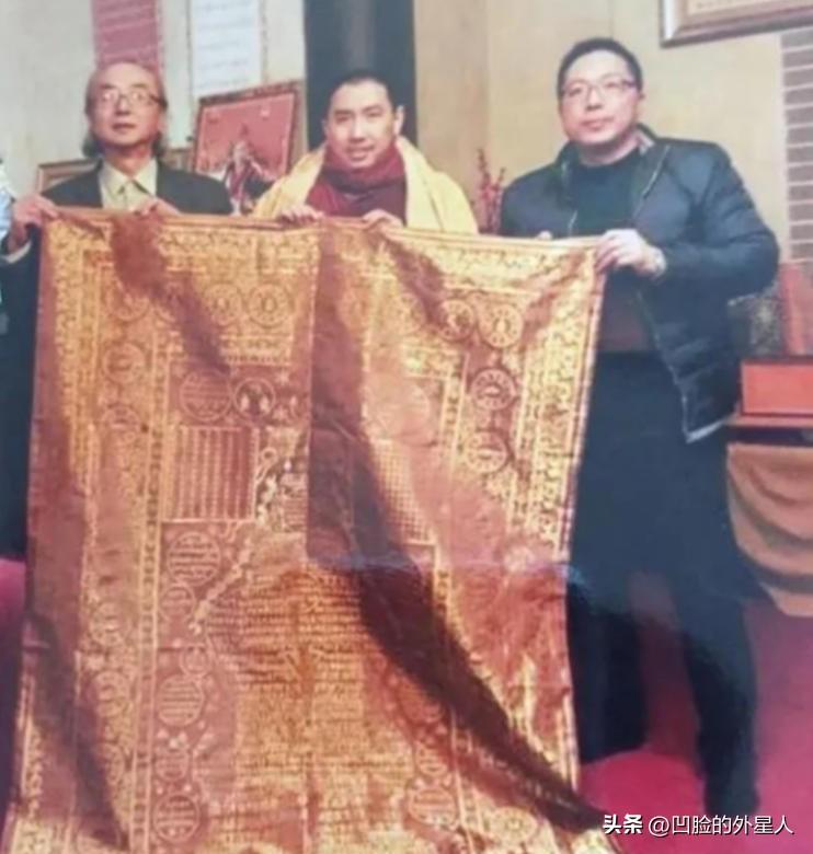 2005年，一件旧袈裟在北京拍卖，却无人问津，一男子觉得蹊跷，花9万买下。回家后