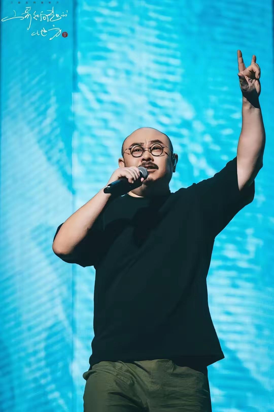 谁能想到，刀郎一场演唱会，让乌鲁木齐瞬间成了“顶流”！歌迷们那叫一个拼，包飞机、