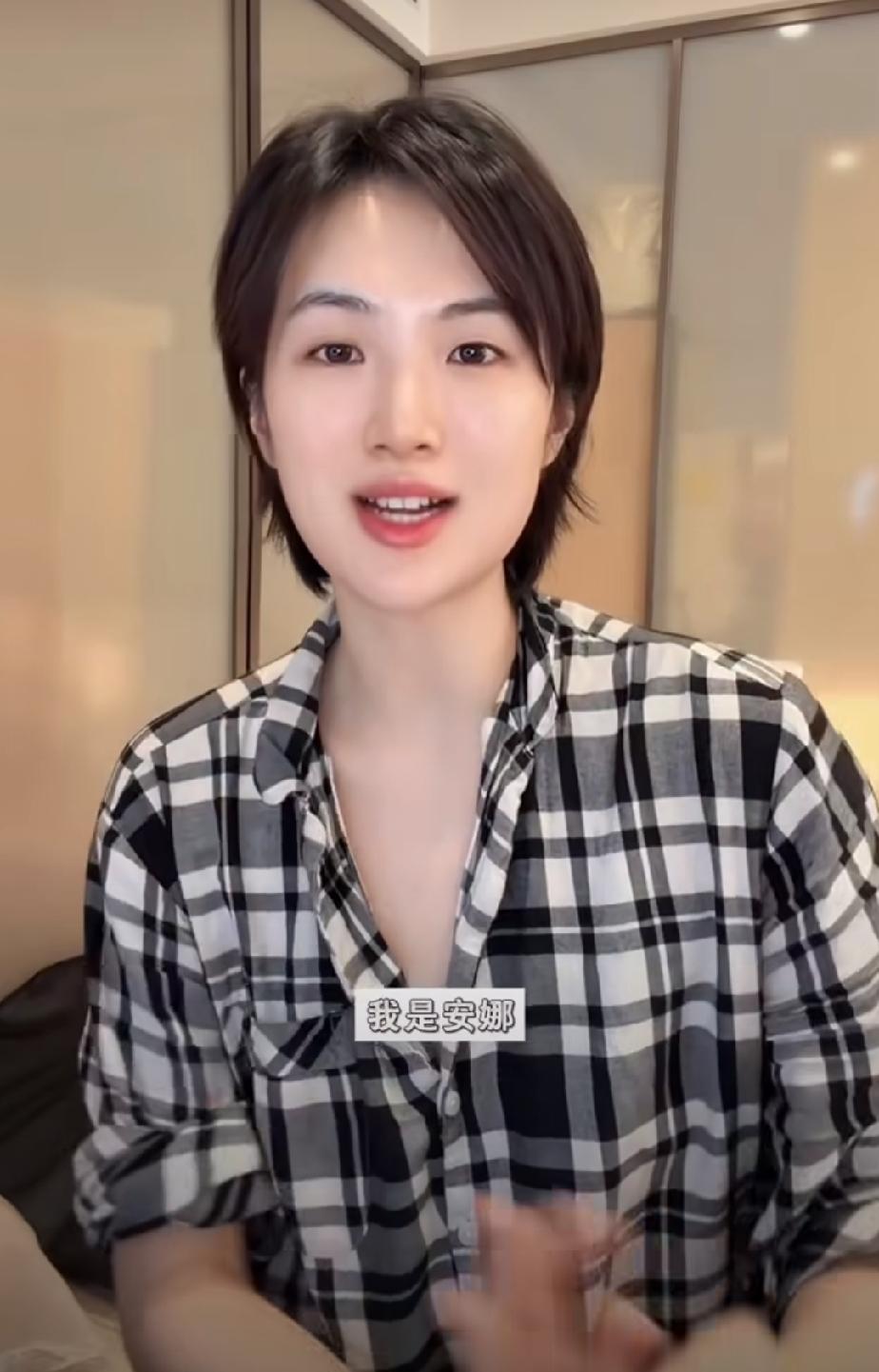 姚安娜给粉丝签名，拿在手上不好签，姚安娜直接垫在行李箱上，单膝跪地给粉丝签名，这