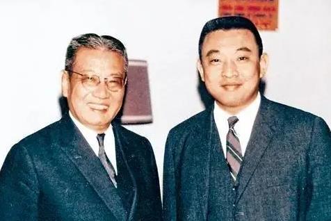这是年轻时的董建华与父亲董浩云的一张合影，董浩云是一位了不起的人物！他与包玉刚并