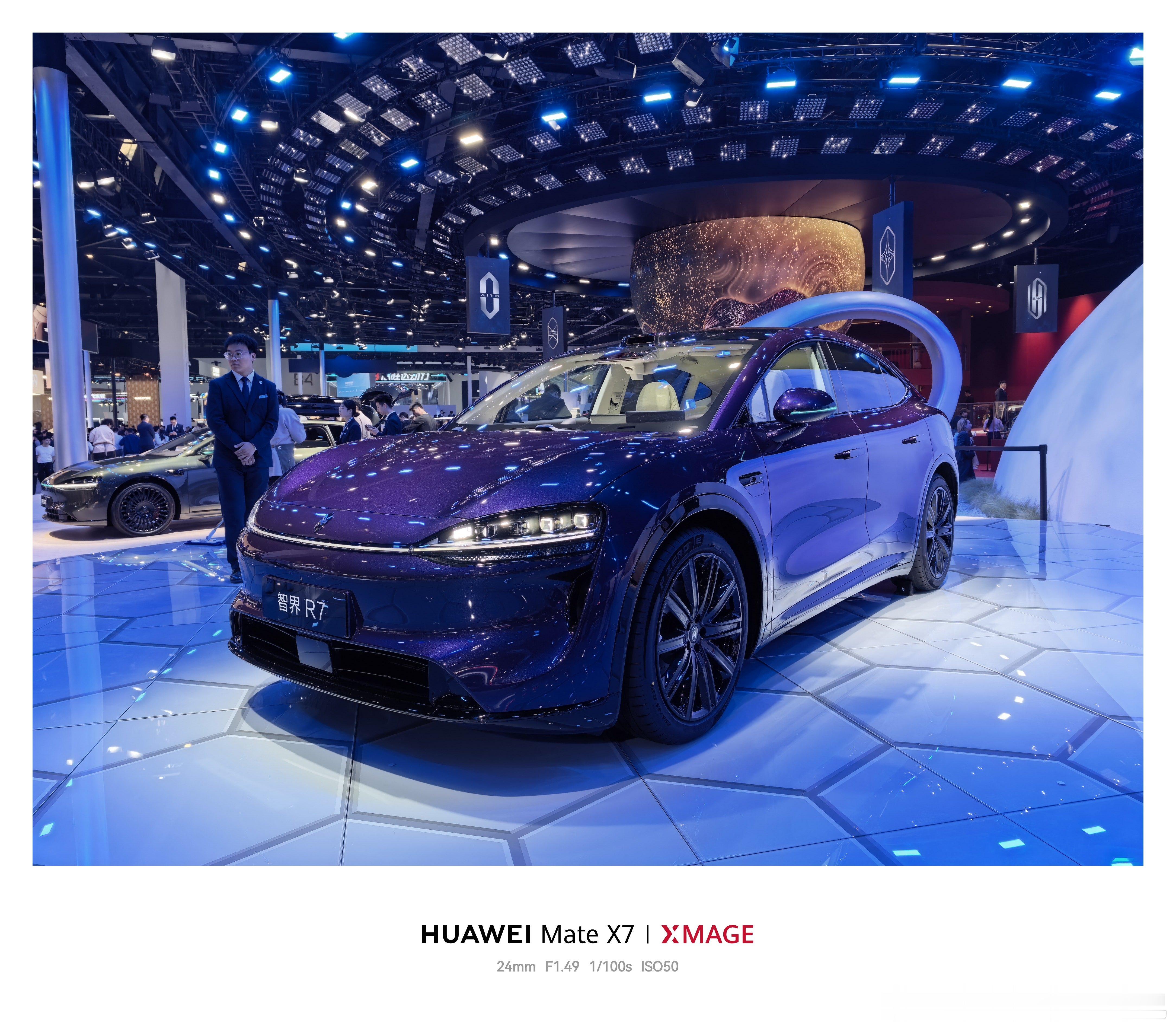 H智界的展台一进来就看见长江总在直播智界v9 ，意气风发具象化了，智界家族三个成