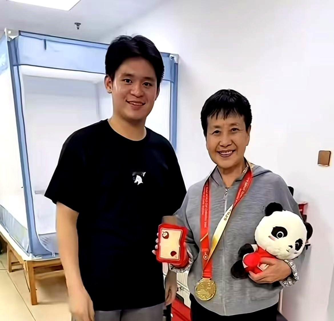 金牌直接挂在恩师脖子上。
国宝熊猫，塞到恩师怀里。
这小子，每次拿了好成绩，第一