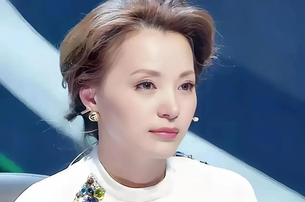 董卿哭得好伤心，妆都花了，她为什么会哭呢？是那句，为什么我的眼里常含泪水？因为我