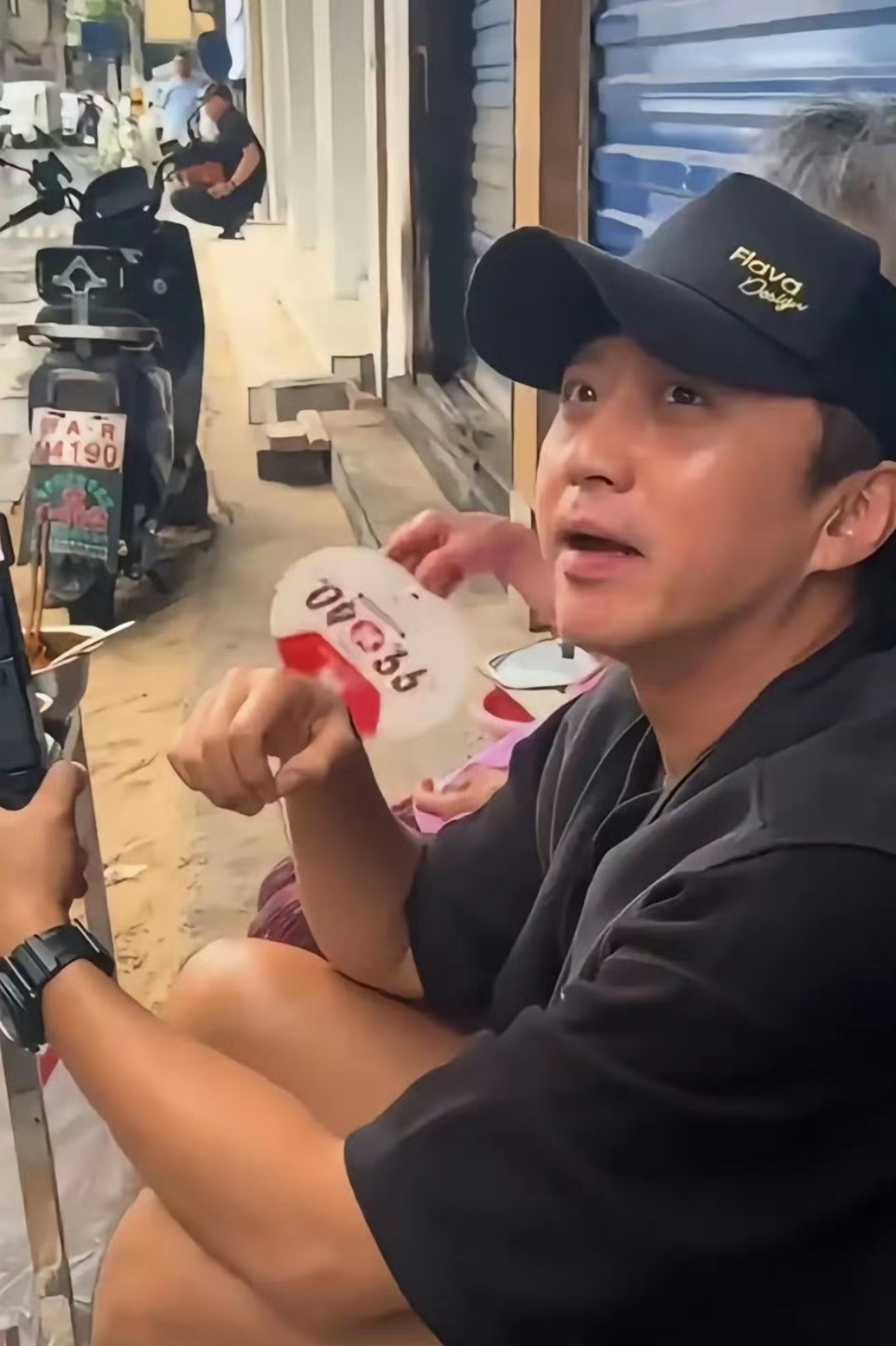 邓超又去买一毛钱老奶奶的凉菜了，奶奶记得他的喜好，他也总想着给奶奶带去关怀，太美