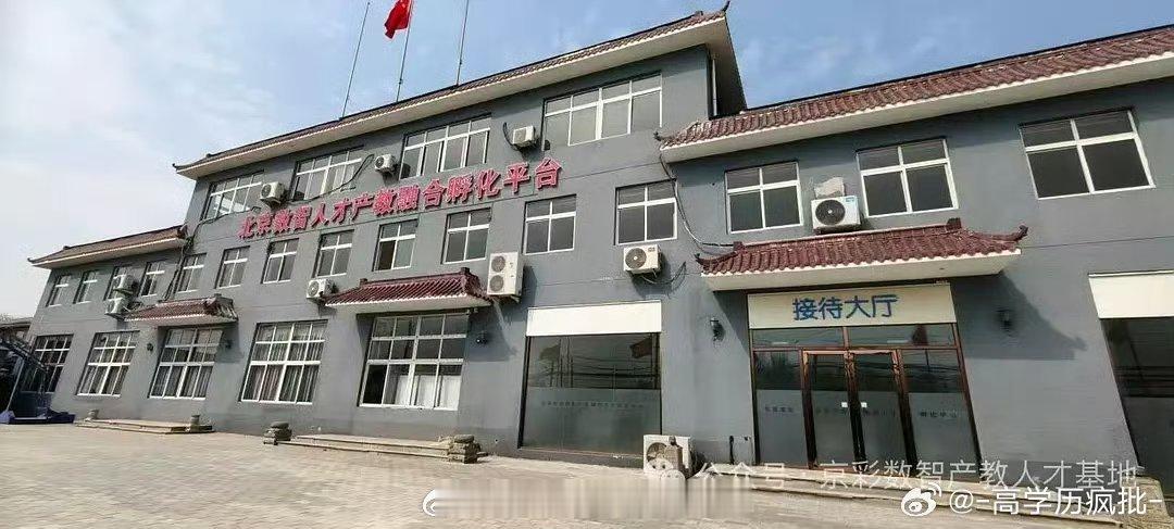 TF四代突围的宿舍环境感觉像来军训一样…第一次突围，好像也没好到哪去。 