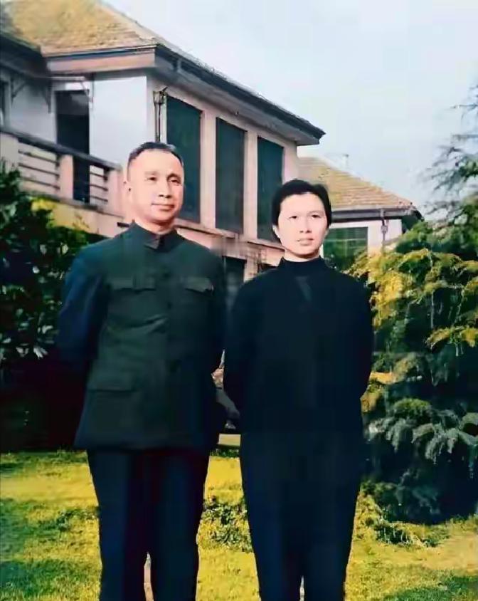 这张45岁的合影里，粟裕大将和夫人楚青的相处瞬间引发关注。两人相差16岁，却用行