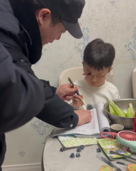 6岁男孩偷偷拨通110：“警察叔叔，快来抓我妈妈！”民警火速上门，听完原因后，全