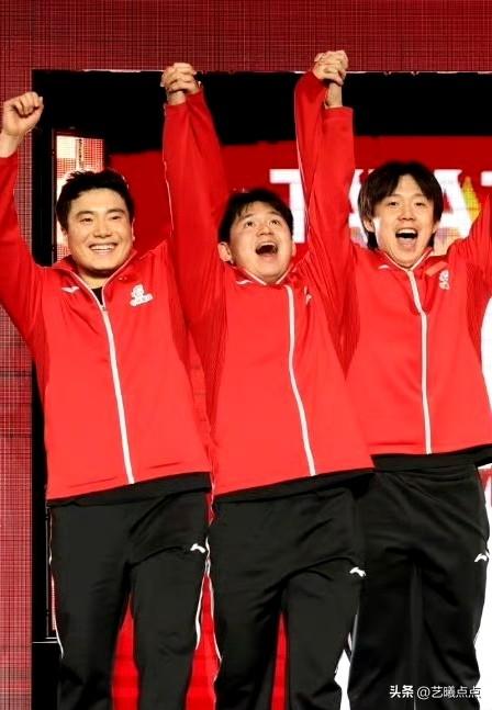 国乒三帅手举高、嘴张大的经典动作极具喜感，仿佛将快乐无限放大。
他们把赛场获胜的