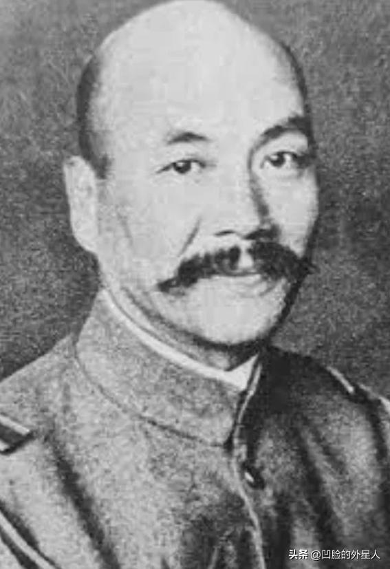 1942年，中国炮兵正在擦拭炮弹，见炮弹受潮，一个炮兵提议：“让我打一炮吧！”这