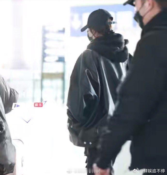 关晓彤进组生逢其时  关晓彤进组新剧 关晓彤进组《生逢其时》的路透有了，新造型好