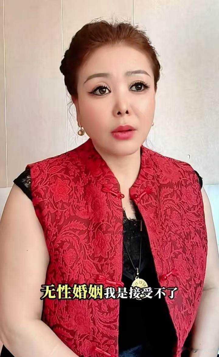 无性婚姻，是很多中年夫妻不愿对外言说的隐痛，换作是我，同样无法坦然接受。
 身为