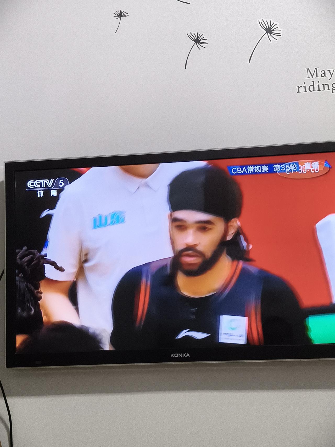 昨晚看了一场中央体育频道转播的所谓CBA焦点战山东高速迎战广东东阳光队。
   