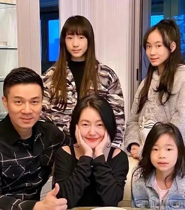 小s一家团团圆圆，和姐姐大s一家支离破碎，形成了鲜明的对比。
小s虽然很能作，但