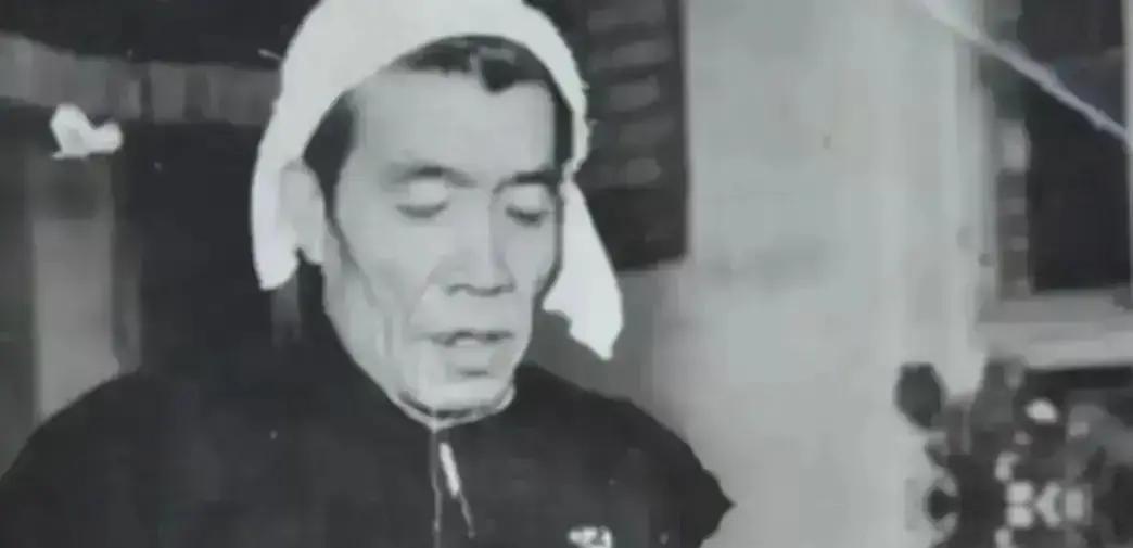 1979年春，农业部副部长杨显东在北京一次会议上说出了一句话：“大寨的罩子必须要