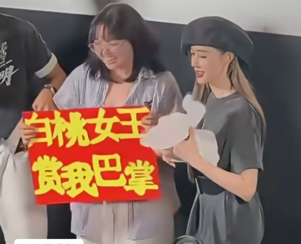 张天爱的巴掌到脸边变贴贴《毕正明的证明》首映现场好热闹！观众举应援牌求“巴掌”，