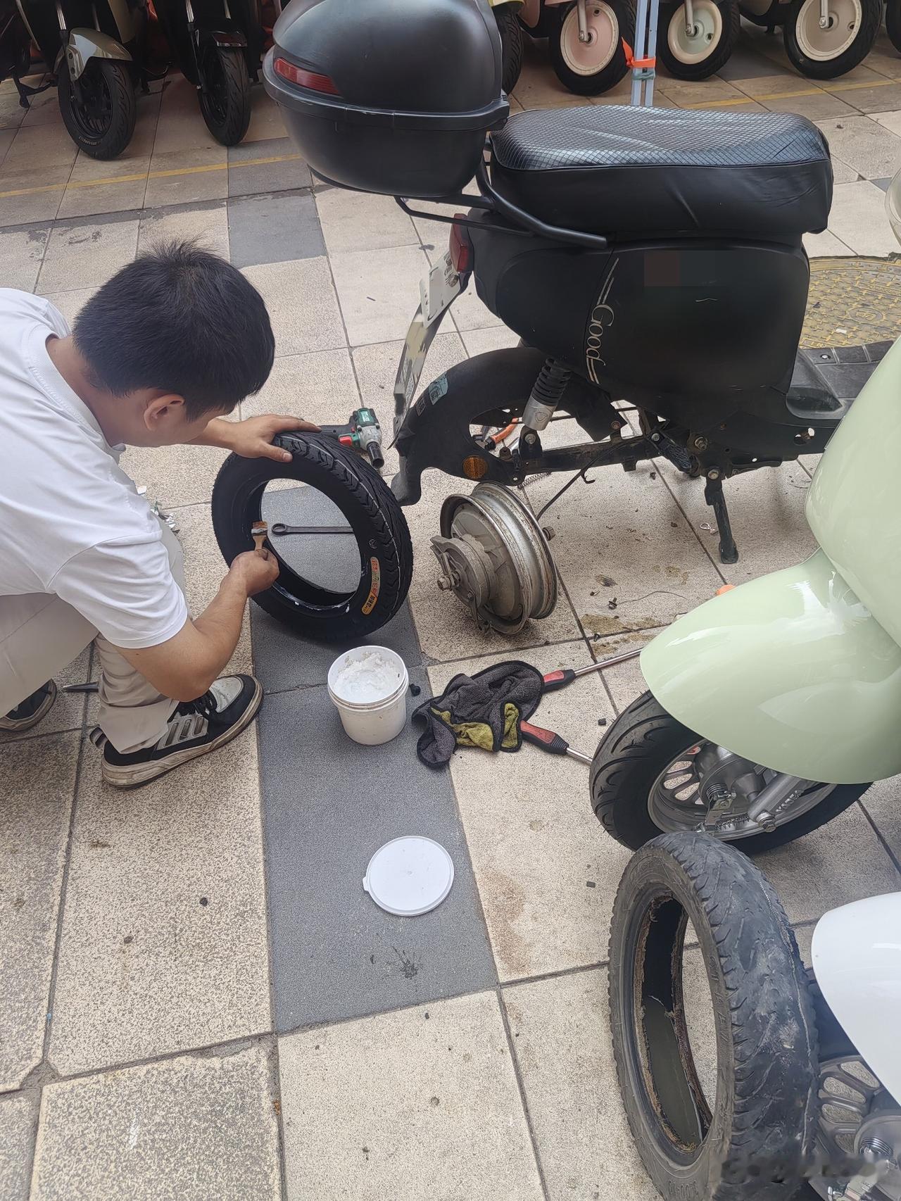 今天心情糟糕透顶，不知真相倒也罢了，一旦知晓，心里就像憋着一团火。
      