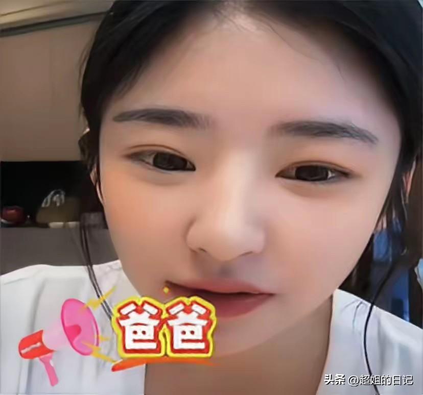 黄一鸣正在直播，闪闪突然喊“爸爸，爸爸”，黄一鸣听到后，突然愣住了，不知道说啥，