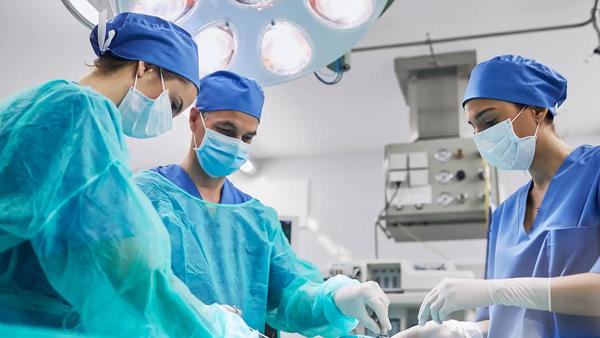 天下奇闻！动完手术要交手术刀费用
近日，浙江温州一位22岁的年轻人做完鼻部手术，