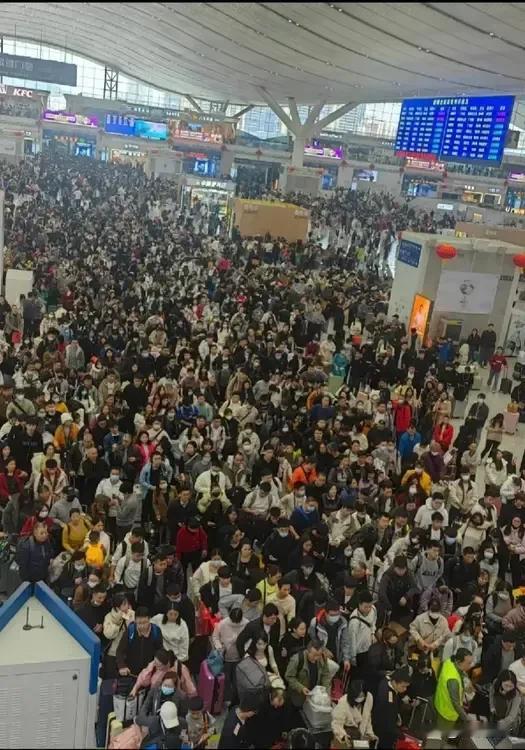 来深圳北站感受一下什么叫做春运。
受湖北、河南、湖南等地冻雨冰雪灾害天气影响，深
