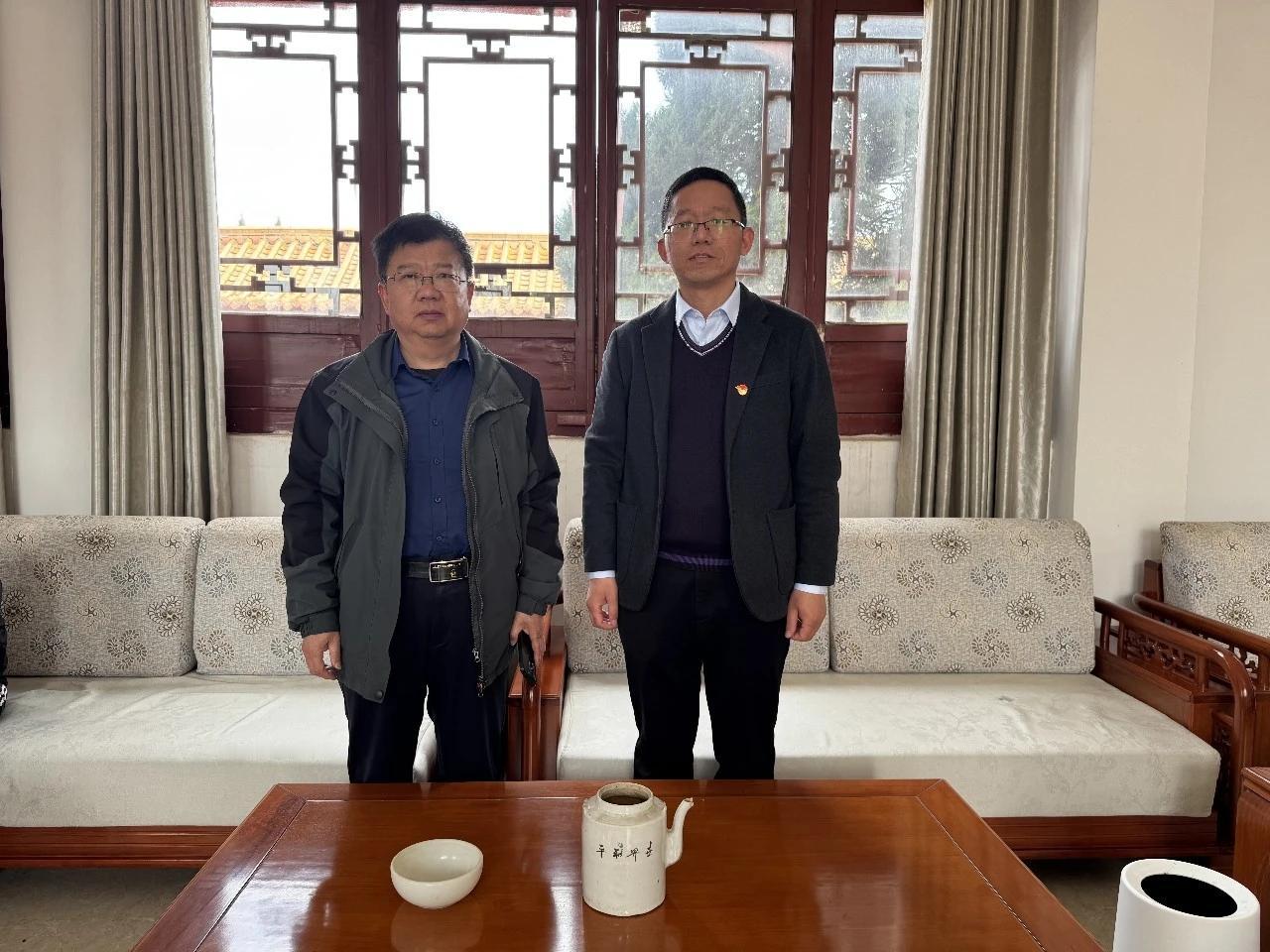 曹县收藏协会秘书长王栋向基地捐赠两件革命文物

       近日，曹县收藏协会