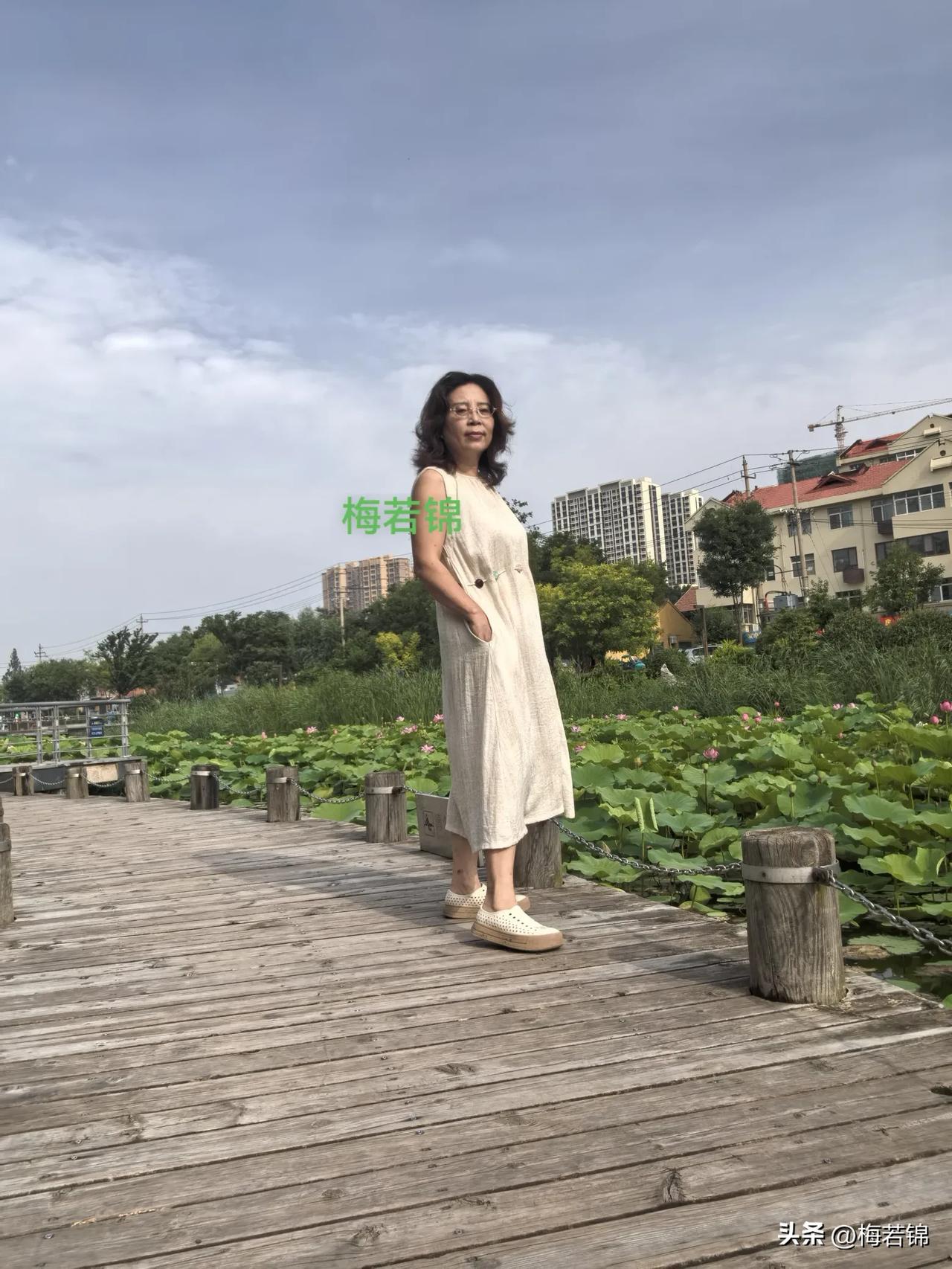 独来独往一个人怡然自得。对岸热热闹闹那是她们的快乐。永远不会合群。身边有那么多美