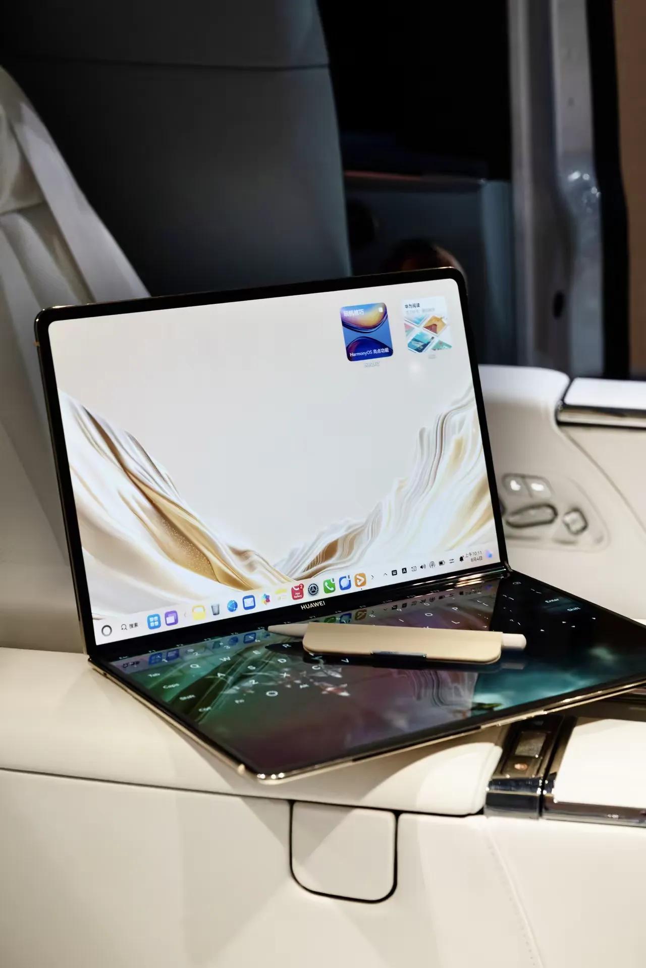 华为新款MateBook Fold非凡大师正式亮相，24999元的定价瞄准高端商