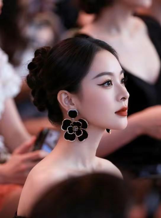 不必刻意耀眼   安静坐着就足够出众8。人群里低头整理耳饰的瞬间，氛围感直接拉满
