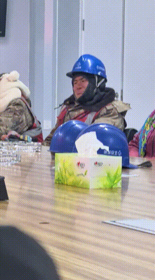 叫我来干啥，这种场合适合我吗？
 
不发工资光发言，听又听不懂，走又不能走。
 