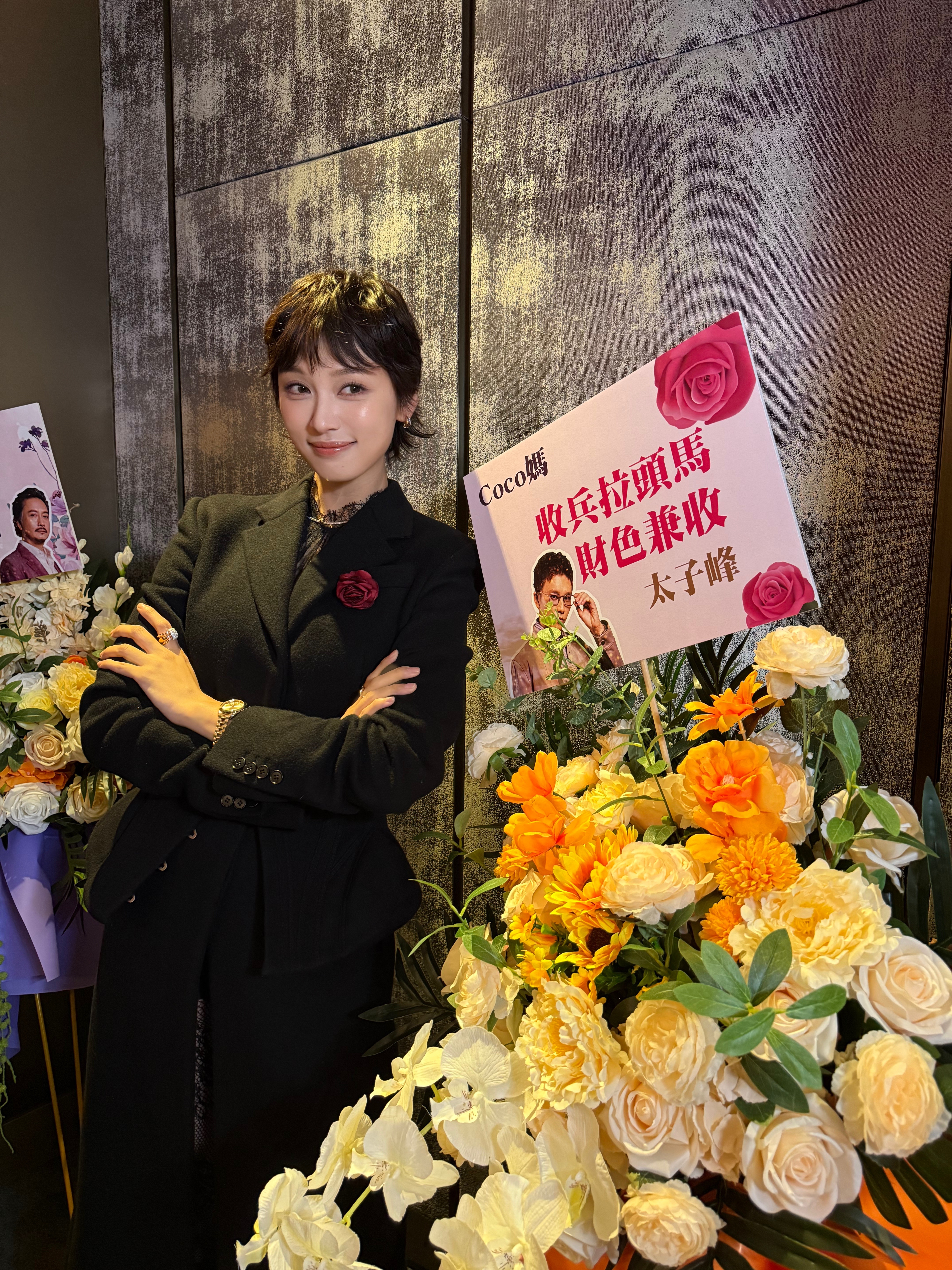 王丹妮身穿McQueen黑色套装亮相主演贺岁片《夜王》香港首映礼，优越身材驾驭起