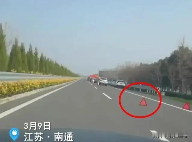 胆子太大了！江苏一地村民在省道上办酒席，网友怒斥：嫌命长了？

3月9号，李堡镇