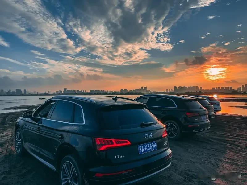 全新国产奥迪Q5L实车亮相，看点十足。外观上，它基本延续海外版造型，八边形格栅轮