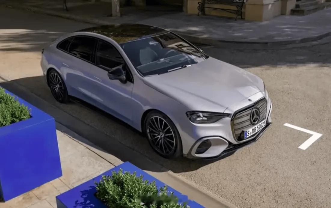 全新奔驰纯电 C 级轿车全球首发，盾牌格+星徽造型大灯，外观很抢眼啊，国产长轴距