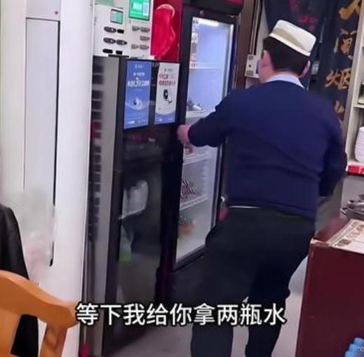一名女子在北京一饭店吃饭。因要赶飞机，匆忙离开，忘记买单了。去机场途中，女子想起