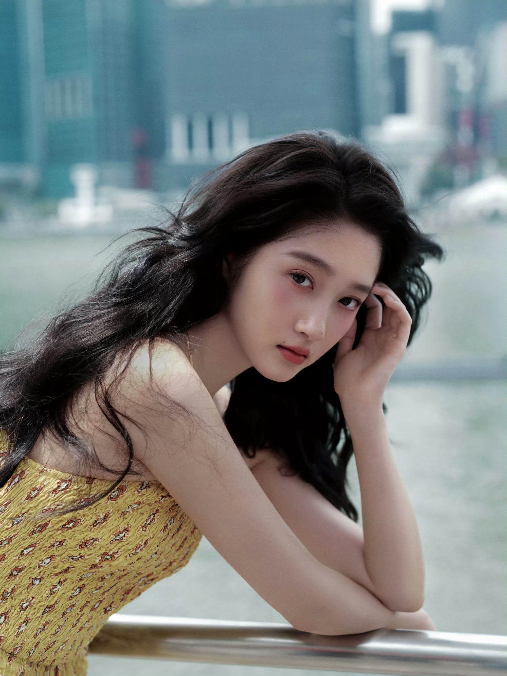 关晓彤冒雨打网球 关晓彤吃播吃得超级香，平时也一直坚持运动，甚至冒雨打网球，好状